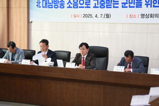 박용철 강화군수가 북한 대남방송으로 고통 받는 주민을 위해 대책 보고회를 하고 있다. 강화군 제공