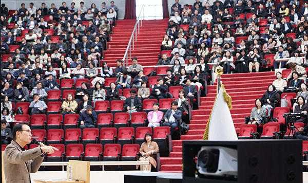 임태희 경기도교육감이 7일 경기대학교에서 경기도교육청남부연수원이 주최한 ‘2025 유·초·중등 교(원)장 자격연수(경기도정책과정)’ 특강을 하고 있다. 경기도교육청 제공