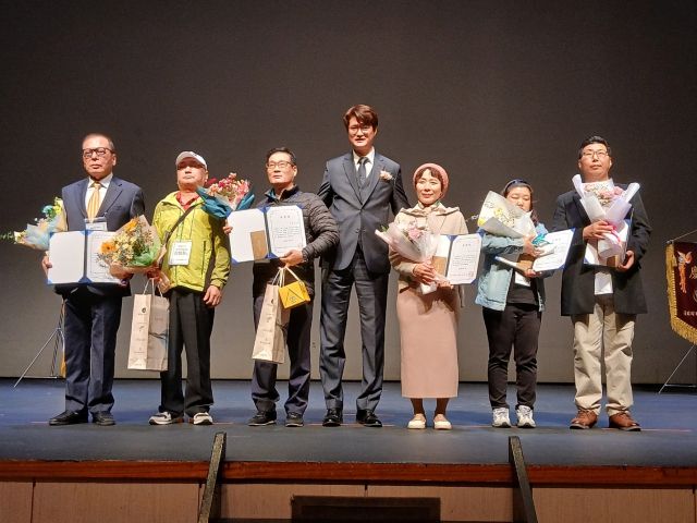 7일 안인영 대한안마사협회 경기지부장이 시상자들과 기념사진을 촬영하고 있다. 대한안마사협회 경기지부 제공