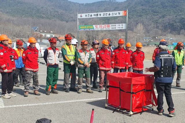지난 4일 인천 옹진군 덕적면에서 산불감시원과 주민들이 산불방지 교육을 듣고 있다. 옹진군 제공