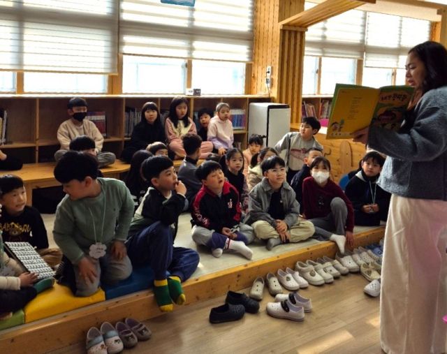김포초등학교학교 도서학부모회 엄마들이 아이들에게 그림책을 보여주며 책을 읽어주고 있다. 김포교육지원청 제공