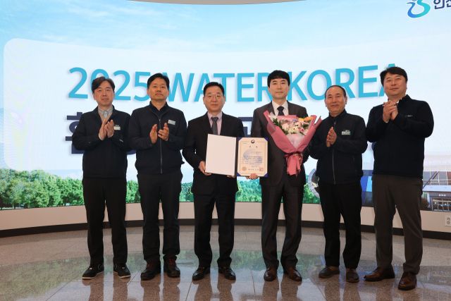 김성훈 인천환경공단 이사장과 직원들이 슬러지 수집설비 개선 성과 사례 최우수상을 받고, 기념촬영을 하고 있다. 환경공단 제공