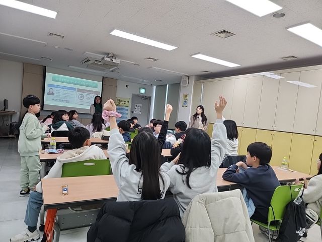 지난 5일 어린이들이 평택교육지원청에서 진행하는 ‘달필(達筆)이는 요리하는 중’ 프로그램 안전교육을 받고 있다. 평택교육지원청 제공