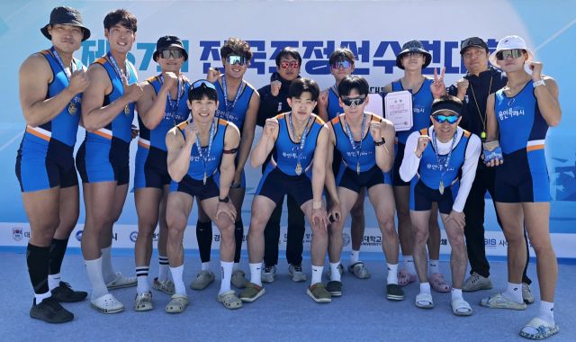 제67회 전국조정선수권대회 남자 일반부서 금메달 3개, 은메달 3개를 획득한 용인시청 선수단이 기념촬영을 하고 있다.용인시청 제공