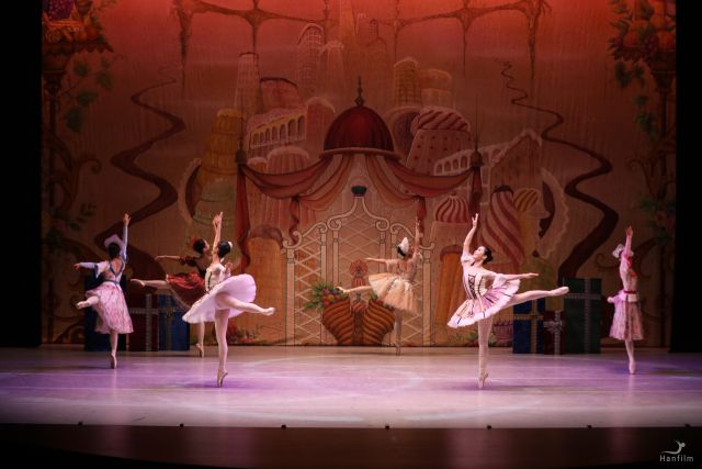 수원시티발레단 뮤지컬 발레 ‘빨간모자’ 공연 무대. 수원시티발레단 제공