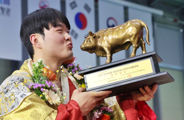 ‘2025 민속씨름 평창오대산천장사씨름대회’ 한라장사에 등극한 박민교(용인시청)가 우승트로피에 입맞춤을 하고 있다.대한씨름협회 제공