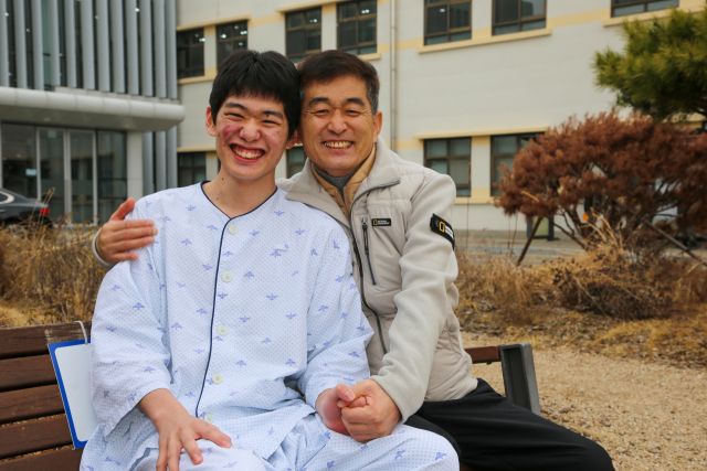 아버지에게 간이식을 한 사단 방공대대 주호진 병장(왼쪽)이 아버지(오른쪽)와 함께 기념사진을 촬영하고 있다. 17사단 제공