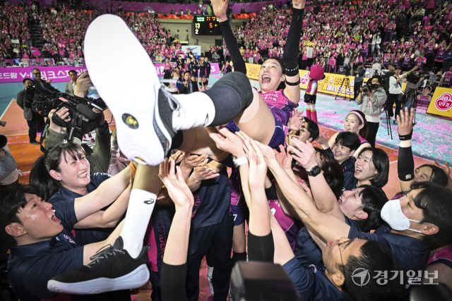여자배구 챔피언 흥국생명, 우승 세리머니 [포토뉴스]