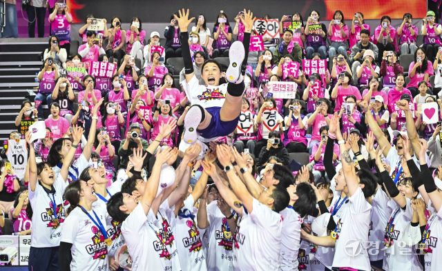 여자배구 챔피언 흥국생명, 우승 세리머니 [포토뉴스]