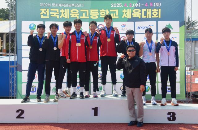 제39회 문화체육관광부장관기 전국체고대항 체육대회 근대5종 단체전서 우승한 경기체고 선수들(가운데)이 시상자인 김호철 교장과 기념촬영을 하고 있다.경기체고 제공