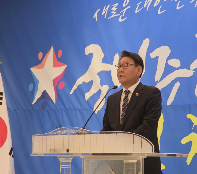 김교흥 국민주권전국회의 인천본부 상임의장이 8일 계양구 카리스호텔에서 ‘국민주권전국회의 인천본부’ 출범 취지를 밝히고 있다. 박귀빈기자