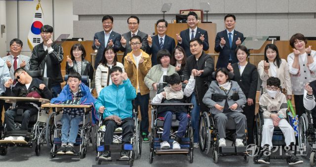 8일 오전 제383회 임시회 제1차 본회의가 끝나고 김동연 경기도지사, 김진경 경기도의회 의장, 임태희 경기도교육감 등이 도내 뇌병변장애인들과 기념촬영을 하고 있다. 이날부터 오는 10일까지 도청 의정마루에서는 중증 중복 뇌병변 장애인의 이해와 공감을 주제로 관련 전시가 열린다. 윤원규기자