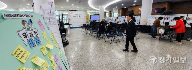 경기도청 의정마루에서는 중증 중복 뇌병변 장애인의 이해와 공감을 주제로 관련 전시가 열리고 있다.