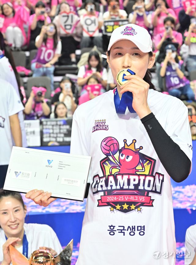 여자배구 챔피언 흥국생명, 우승 세리머니 [포토뉴스]