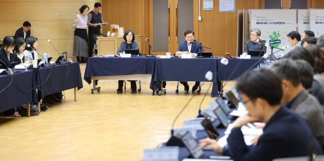 8일 오전 광명시청 중회의실에서 열린 ‘2050 탄소중립 기본계획 수립을 위한 회의’에서 박승원 시장이 인사말을 하고 있다. 광명시 제공