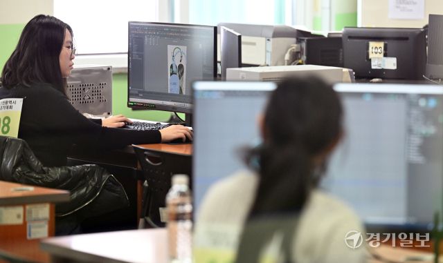 8일 인천 남동구 한국산업인력공단 인천지사에서 열린 '2025년 인천기능경기대회' 애니메이션 부문 출전자들이 3D애니메이션을 제작하고 있다