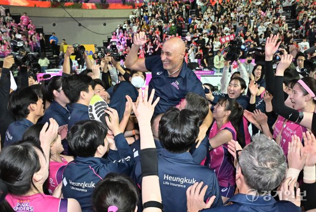 여자배구 챔피언 흥국생명, 우승 세리머니 [포토뉴스]