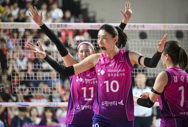 8일 인천 삼산월드체육관에서 열린 ‘도드람 2024-2025 V-리그’ 여자부 챔피언결정전 대전 정관장과의 5차전서 인천 흥국생명 김연경이 득점후 동료들과 환호하고 있다.홍기웅기자