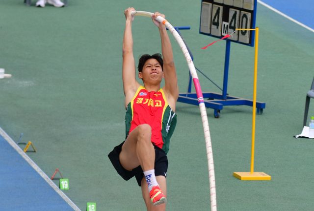 육상 남자 장대높이뛰기서 금메달을 획득한 박재언이 4m40을 넘기 위해 힘차게 도약하고 있다.경기체고 제공
