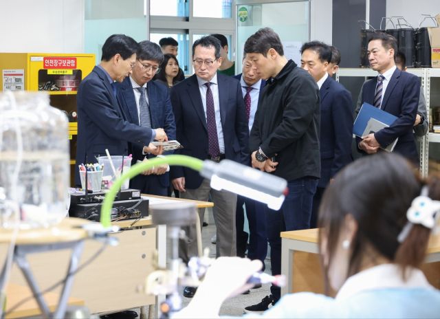 인천시의회와 인천시교육청 관계자들이 인천 부평공고를 방문해 2025년도 인천시 기능경기대회에 참여하는 학생들을 격려했다. 인천시교육청 제공