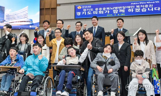 8일 오전 제383회 임시회 제1차 본회의가 끝나고 김동연 경기도지사, 김진경 경기도의회 의장, 임태희 경기도교육감 등이 도내 뇌병변장애인들과 기념촬영을 하고 있다. 이날부터 오는 10일까지 도청 의정마루에서는 중증 중복 뇌병변 장애인의 이해와 공감을 주제로 관련 전시가 열린다. 윤원규기자