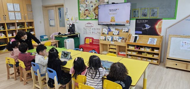이천시가 어린이들을 대상으로 인공지능(AI) 기반 맞춤형 디지털 학습인 에이아이(AI) 반디 톡톡 책장을 진행하고 있다. 이천시 제공