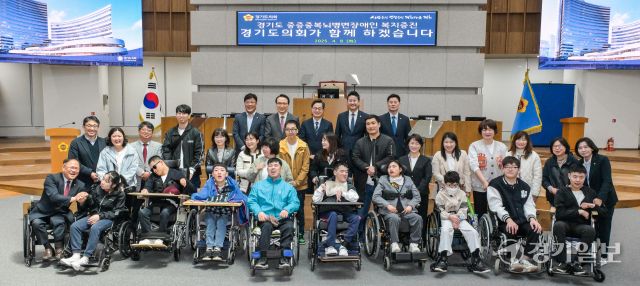 8일 오전 제383회 임시회 제1차 본회의가 끝나고 김동연 경기도지사, 김진경 경기도의회 의장, 임태희 경기도교육감 등이 도내 뇌병변장애인들과 기념촬영을 하고 있다. 이날부터 오는 10일까지 도청 의정마루에서는 중증 중복 뇌병변 장애인의 이해와 공감을 주제로 관련 전시가 열린다. 윤원규기자