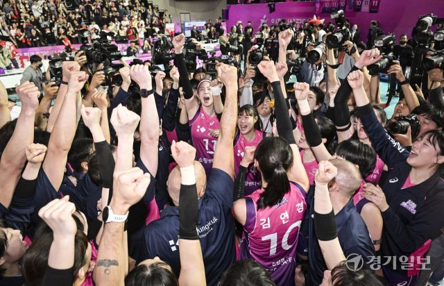 여자배구 흥국생명, 5세트 끝에 챔피언 [포토뉴스]