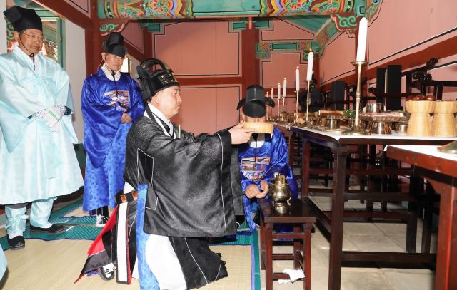 광주시는 8일 남한산성 현절사에서 병자호란 당시 청에 투항하다 종국에는 순절한 삼학사(홍익한, 윤집, 오달제)와 척화파 김상헌, 정온 선생의 애국정신을 계승하는 ‘현절사 춘계 제향’을 봉행했다. 광주시제공