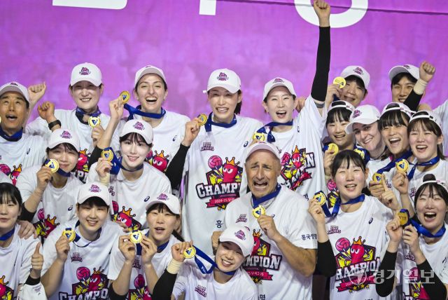 여자배구 챔피언 흥국생명, 우승 세리머니 [포토뉴스]