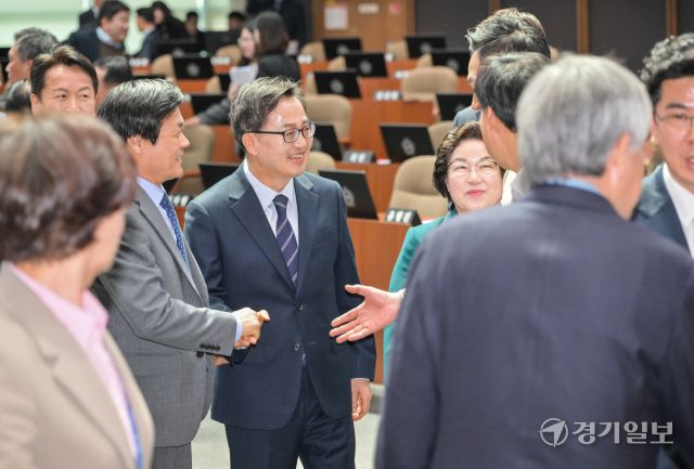 8일 오전 제383회 임시회 제1차 본회의가 끝나고 김동연 경기도지사가 의원들과 대화하고 있다.