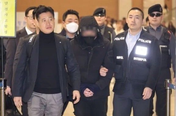 지난 2023년 12월 중국에서 국내로 송환된 강남 마약음료 피의자가 인천국제공항 입국장으로 들어오고 있다. 연합뉴스