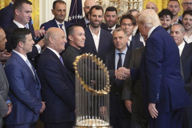 트럼프 대통령과 악수하는 한국계 에드먼 선수. 연합뉴스