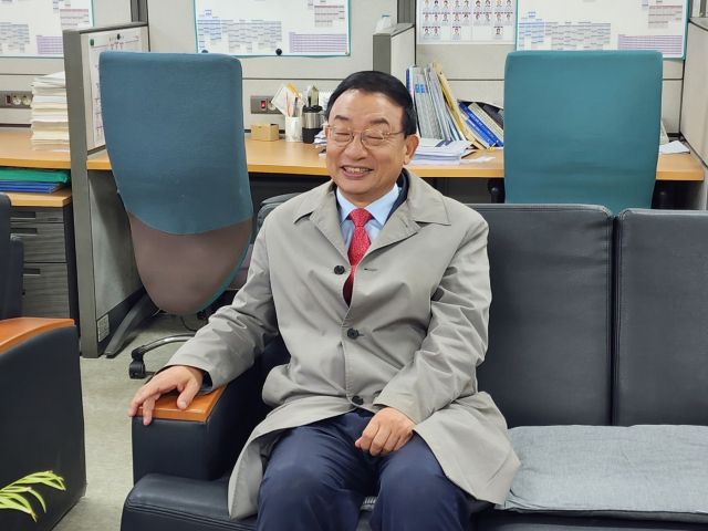 이정현 지방시대위원회 부위원장이 8일 인천시청에서 기자들을 만나 대통령선거 출마 이유를 설명하고 있다. 이병기기자