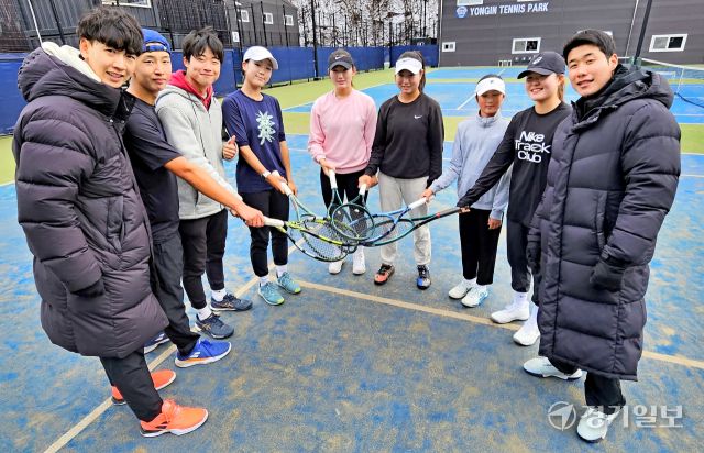 용인 처인구 양지면 용인테니스파크에서 GCM아카데미 코치진과 선수들이 경기일보와 인터뷰를 진행하고 각오를 다지고 있다. 송상호기자