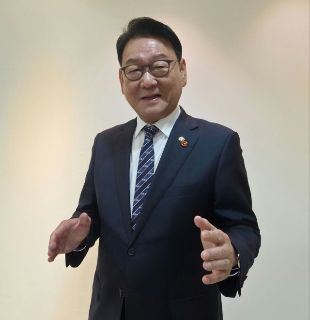 김교흥 국민주권전국회의 인천본부 상임의장이 8일 계양구 카리스호텔에서 ‘국민주권전국회의 인천본부’ 출범 취지를 밝히고 있다. 박귀빈기자