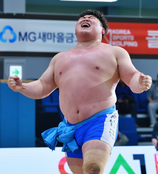 8일 강원도 평창군 진부생활체육관에서 열린 ‘2025 민속씨름 평창오대산천장사씨름대회’에서 백두장사결정전서 마권수를 3-0으로 꺾은 수원시청 서남근이 환호하고 있다.대한씨름협회 제공