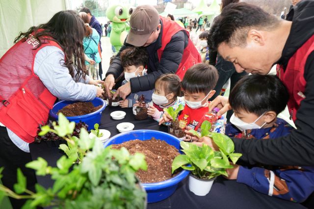 찾아가는 새빛 정원상담실에 처음으로 참여한 어린이들이 반려식물 만들기 체험을 하고 있다.