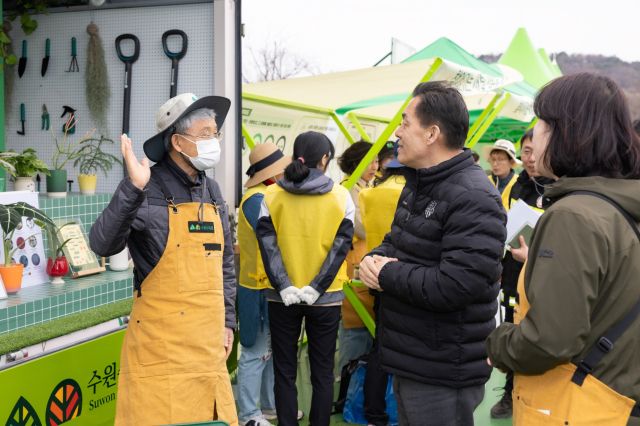 이재준 수원시장이 지난 2일 수원시 팔달구 서호꽃뫼공원에서 시범 운영한 ‘찾아가는 새빛 정원상담실’을 둘러보고 있다. 수원시 제공