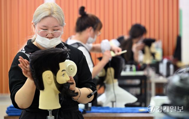 8일 인천 남동구 한국산업인력공단 인천지사에서 열린 '2025년 인천기능경기대회' 헤어디자인 부문 출전자들이 남성 커트를 하고 있다.조병석기자