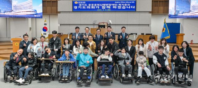 8일 오전 제383회 임시회 제1차 본회의가 끝나고 김동연 경기도지사, 김진경 경기도의회 의장, 임태희 경기도교육감 등이 도내 뇌병변장애인들과 기념촬영을 하고 있다. 이날부터 오는 10일까지 도청 의정마루에서는 중증 중복 뇌병변 장애인의 이해와 공감을 주제로 관련 전시가 열린다. 윤원규기자