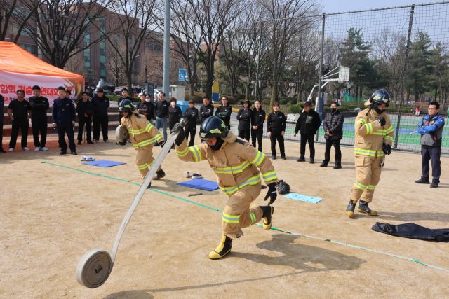 소방 호스를 전개하고 있는 의용소방대원. 안양소방서 제공.