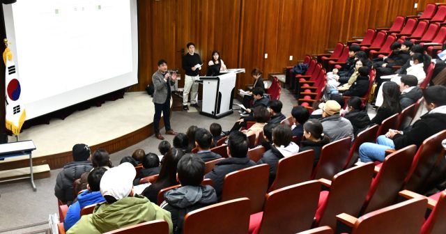 경기체중의 ‘2025 새로배움 캠프’를 앞두고 신입생과 학부모들이 오리엔테이션에서 설명을 듣고 있다. 경기체중 제공