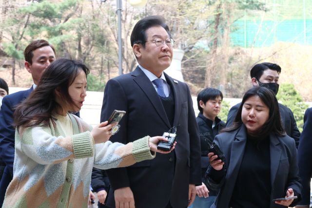 더불어민주당 이재명 대표가 8일 서울 서초구 서울중앙지법에서 열린 '대장동 배임·성남FC 뇌물' 1심 속행 공판에 출석하다 취재진의 질문을 받고 있다. 연합뉴스