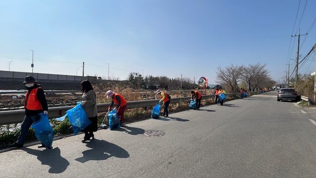 고촌읍 이장단협의회와 읍직원들이 대보천을 따라가며 쓰레기를 수거하고 있다. 고촌읍 제공