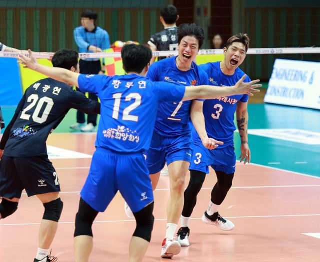 2025 홍천 한국실업배구연맹전 남자부에서 7연패를 달성한 화성특레시청 선수들이 공격 성공 후 환호하고 있다.발리볼코리아닷컴 제공