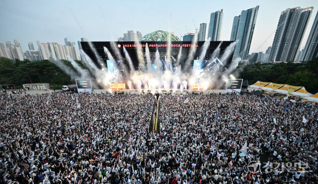 인천 송도달빛축제공원에서 열린 ‘2024 인천 펜타포트 락 페스티벌’에서 관람객들이 공연을 관람하고 있다. 경기일보DB