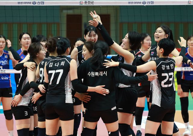 2025 홍천 한국실업배구연맹전 여자부 결승전서 포항시체육회를 3대1로 꺾고 대회 4연패를 달성한 수원특례시청 선수들이 환호하고 있다. 발리볼코리아닷컴 제공