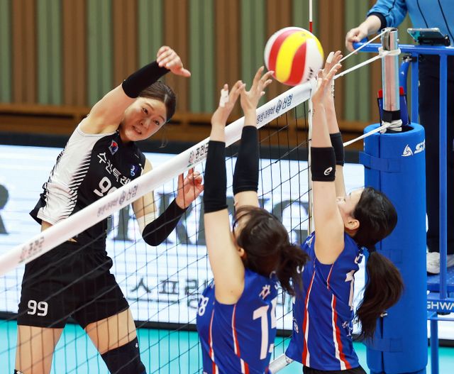 9일 강원도 홍천종합체육관에서 벌어진 2025 홍천 한국실업배구연맹전 여자부 결승전서 수원시청 박민지(왼쪽)가 오픈 공격을 하고 있다.발리볼코리아닷컴 제공