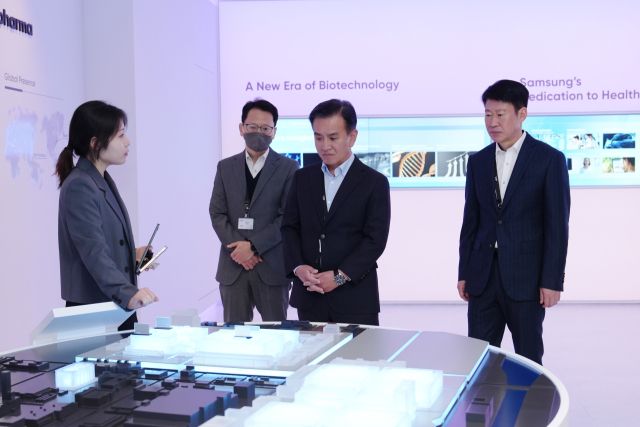 주시경 인천본부세관장이 9일 인천 연수구 송도국제도시에 있는 삼성바이오로직스를 찾아 시설을 둘러보고 있다. 인천세관 제공